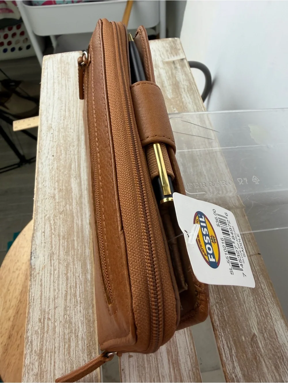 NWT Fossil Saddle leather Clutch Wallet features a secure snap closure tab